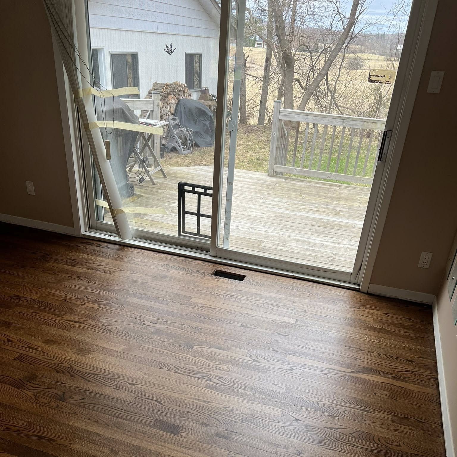 Le même plancher sablé et teint