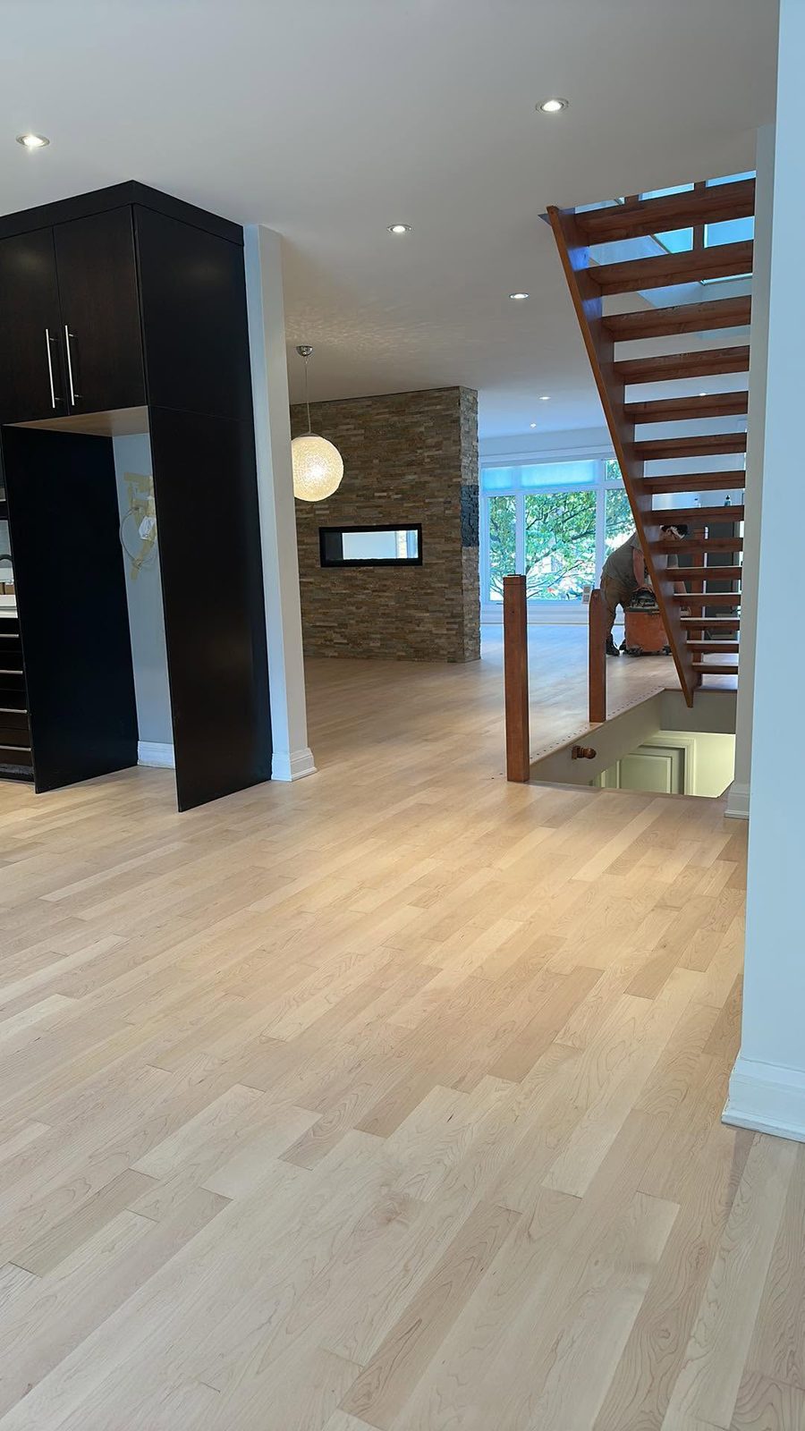 Plancher contemporain pâle